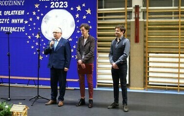 4. Od lewej - Starosta Grajewski, Dyrektor Zespołu Szkoł w Nieckowie i Manager ds Projektów i PR Fundacji Most the Most