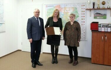 3. Starosta Grajewski i Kierownik Powiatowego Centrym Pomocy Rodzinie w Grajewie wręczają akt powołania