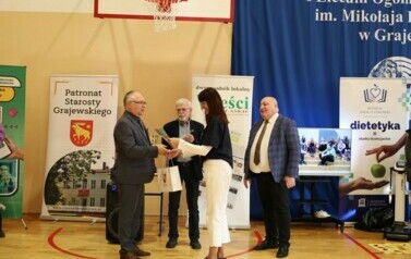 8. Starosta wręcza nagrodę