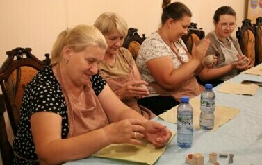 3. Kręcenie kulek z gliny