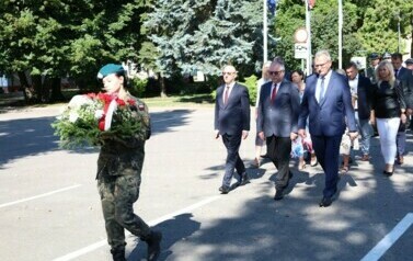 4. Złożenie wiązanki przez włądze samorządowe.