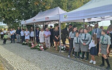 4. Zebrani na terenie obozu w Boguszach