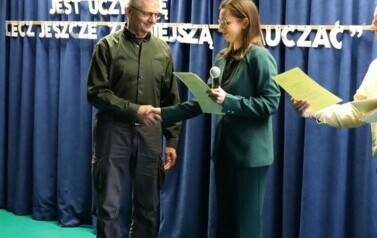 7. Wręczanie nagr&oacute;d nauczycielom