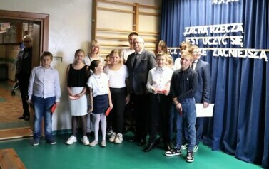 1. Starosta Grajewski z dziećmi ze szkoły specjalnej