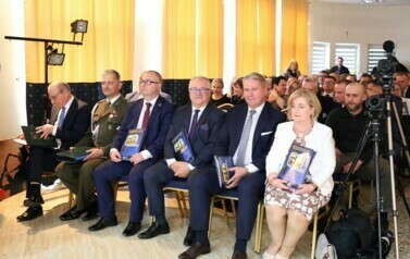 1. Przedstawiciele lokalnych samorząd&oacute;w i instytucji