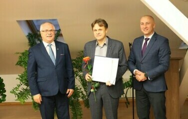 2. Wręczenie wyr&oacute;żnienia nauczycieowi Zespołu Szk&oacute;ł Nr 1 w Grajewie