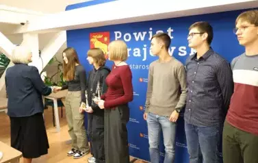 2. Wręczenie nagr&oacute;d przez Wicestarostę Grajewskiego