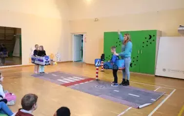 9. Scenka na drodze