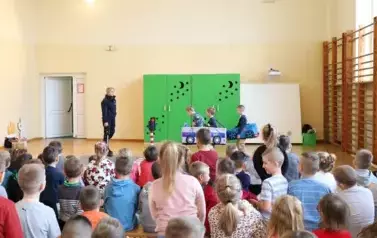 5. Przedstawicielka Policji uczy dzieci o bespieczeństwie na drodze