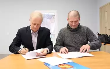 8. Od lewej - Dyrektor Zarządu Dr&oacute;g Powiatowych w Grajewie i kierownik budowy