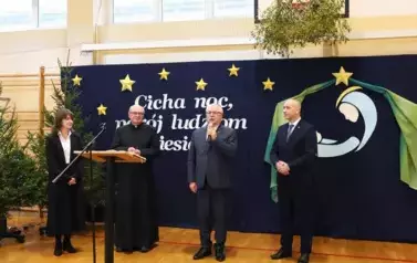 10. Składanie życzeń i zaproszenie do dzielenia się opłatkiem