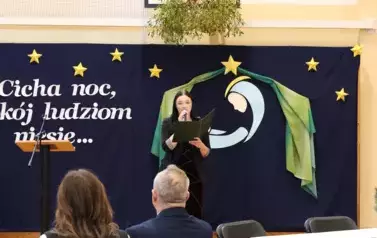 8. Uczennica szkoły recytująca wiersz