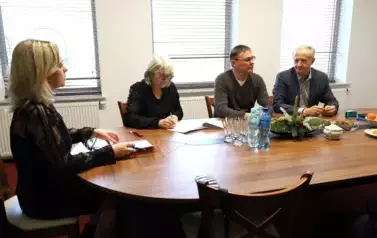 6. Wicestarosta podpisuje protok&oacute;ł odbioru