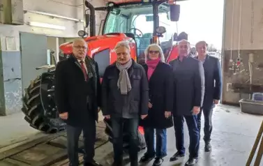 7. Wsp&oacute;lne zdjęcie na tle ciągnika