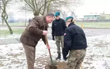 19. Sadzenie dęb&oacute;w pamięci.