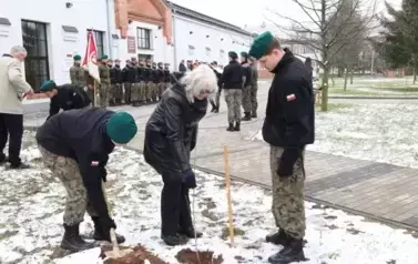 17. Sadzenie dęb&oacute;w pamięci.