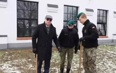 16. Sadzenie dęb&oacute;w pamięci.
