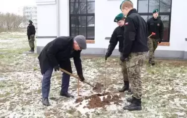 15. Sadzenie dęb&oacute;w pamięci.