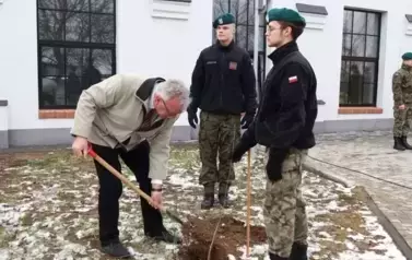14. Sadzenie dęb&oacute;w pamięci.
