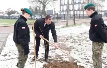 13. Sadzenie dęb&oacute;w pamięci.