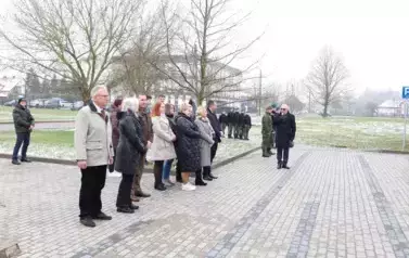 7. Sadzenie dęb&oacute;w pamięci.
