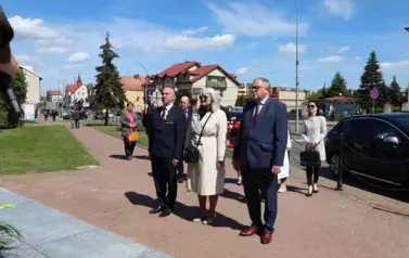 4. Delegacja Powiatu przed pomnikiem na Placu Niepodległości