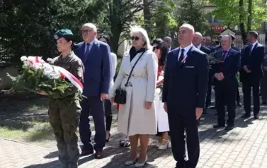 3. Składanie wiązanki pod Krzyżem Solidarności