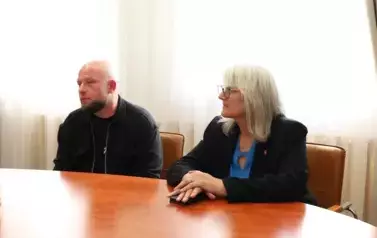 2. Od lewej - nauczyciel Zespołu Szk&oacute;ł w Niećkowie i Wicestarosta Grajewski
