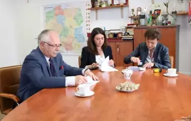 1. Od lewej - Starosta Grajewski, przedstawicielka firmy Cisco i dyrektor szkoły