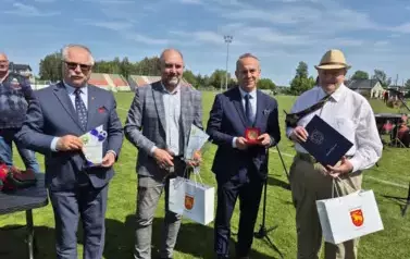 4. Wsp&oacute;lne zdjęcie przedstawicieli Powiatu i MLKS WISSA Szczuczyn