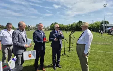 2. Przedstawiciele Powiatu składają życzenia z okazji jubileuszu