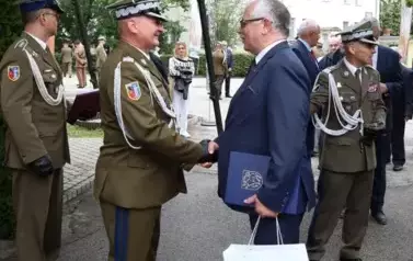 5. Starosta składa życzenia Dow&oacute;dcy 15 GBZ