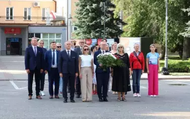 1. Uczestnicy podczas włączenia syren alarmowych