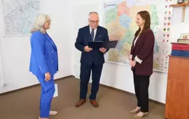 6. Wręczenie listu gratulacyjnego nowej dyrektor Zespołu Szkoł Specjalnych