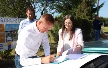 9. W&oacute;jt Gminy Radził&oacute;w podpisuje protok&oacute;ł