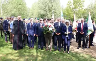 5. Delegacja składa kwiaty pod tablicą upamiętniającą zamordowanych w trakcie pacyfikacji wsi Grzedy