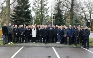 9. Uczestnicy uroczystości przed Pomnikiem Niepodległości