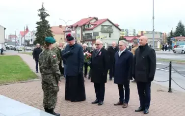 5. Złożenie wiązanki pod pomnikiem na Placu Niepodległości