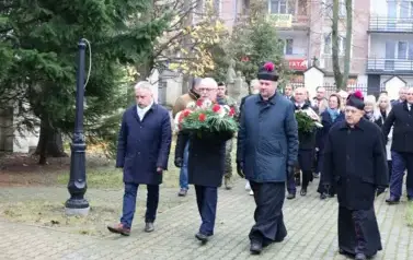 4. Złożenie wiązanki pod Krzyżem Solidarności