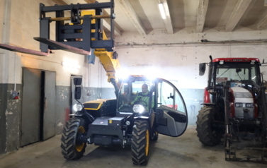 3. Ładowarka z włączonym oświetleniem