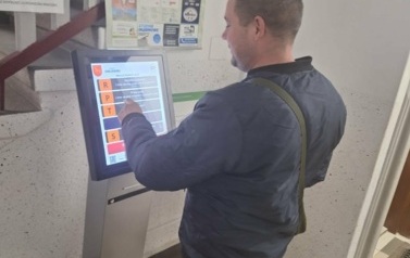 1. Klient korzystający z biletomatu