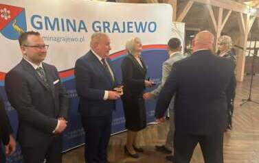W&oacute;jt Gminy Grajewo wręcza medale