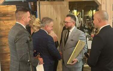 Przedstawiciel Powiatu wręczają pamiątkowy dyplom