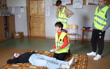 7. Uczestnicy opowiadają, jak zachować się przy udzielaniu pierwszej pomocy poszkodowanemu