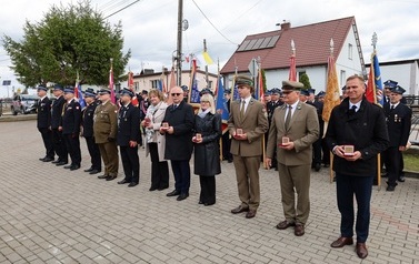 7. Wyr&oacute;żnione osoby