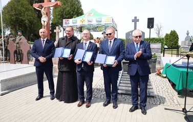 8. Podziękowania wręczone wsp&oacute;łorganizatorom