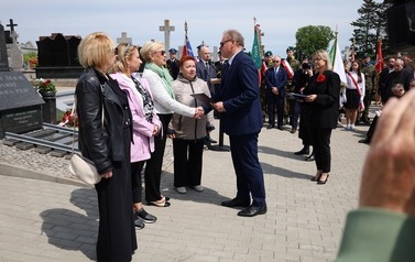 6. Rodziny weteran&oacute;w otrzymują zaświadczenie i tabliczkę do oznaczenia grobu