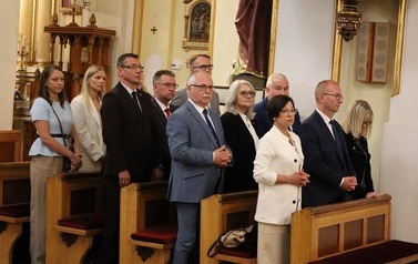 1. Przedstawiciele lokalnych samorząd&oacute;w na mszy św.