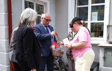 5. Uczniowie szkoły częstują się cukierkami