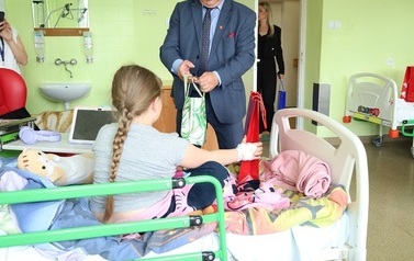 4. Starosta częstuje pacjentkę słodyczami